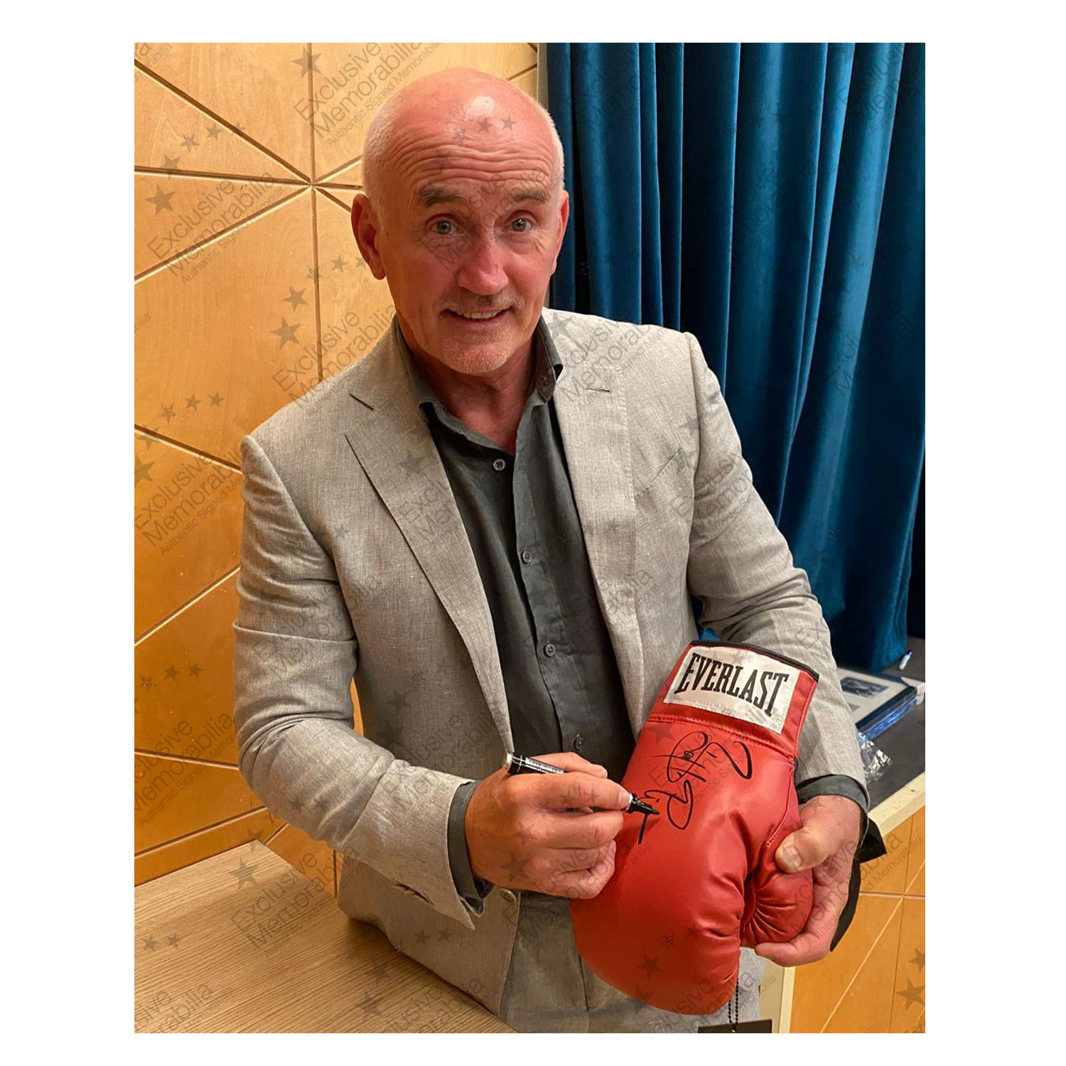 Barry McGuigan Signed Everlast Boxing Glove. Damaged A
