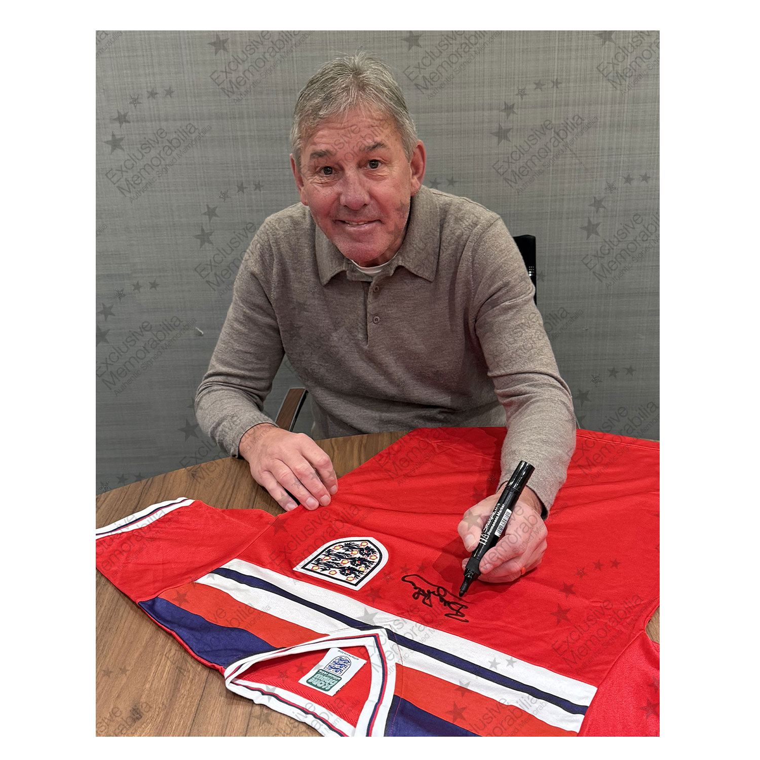 Bryan Robson Signed England 1982 Away Football Shirt. Standard Frame