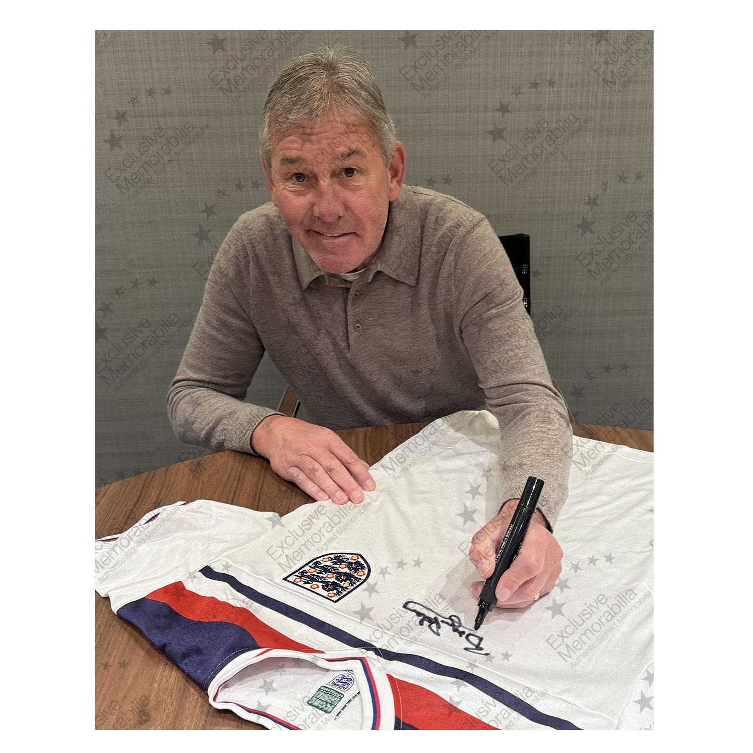 Bryan Robson Signed England 1982 Home Football Shirt. Standard Frame