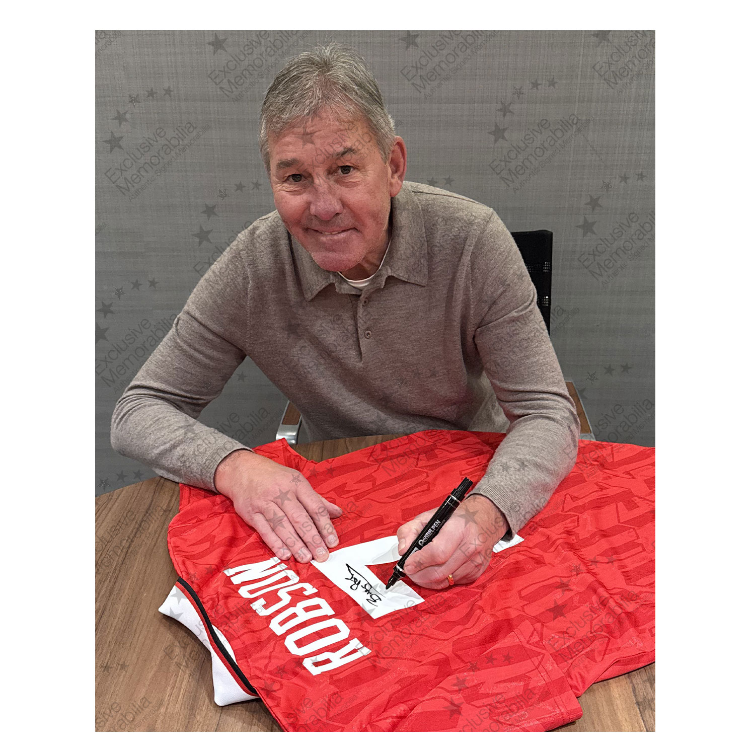 Bryan Robson Signed Manchester United 1992-94 Football Shirt. Standard Frame