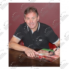Bryan Robson Signed Manchester United Photo. Deluxe Frame