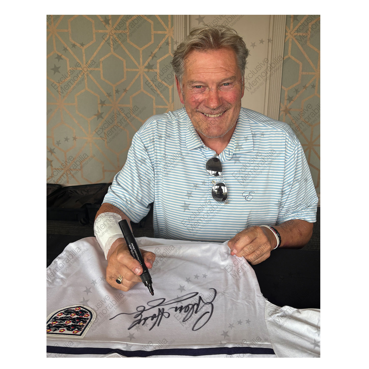 Glenn Hoddle Front Signed England 1982 Football Shirt. Icon Frame