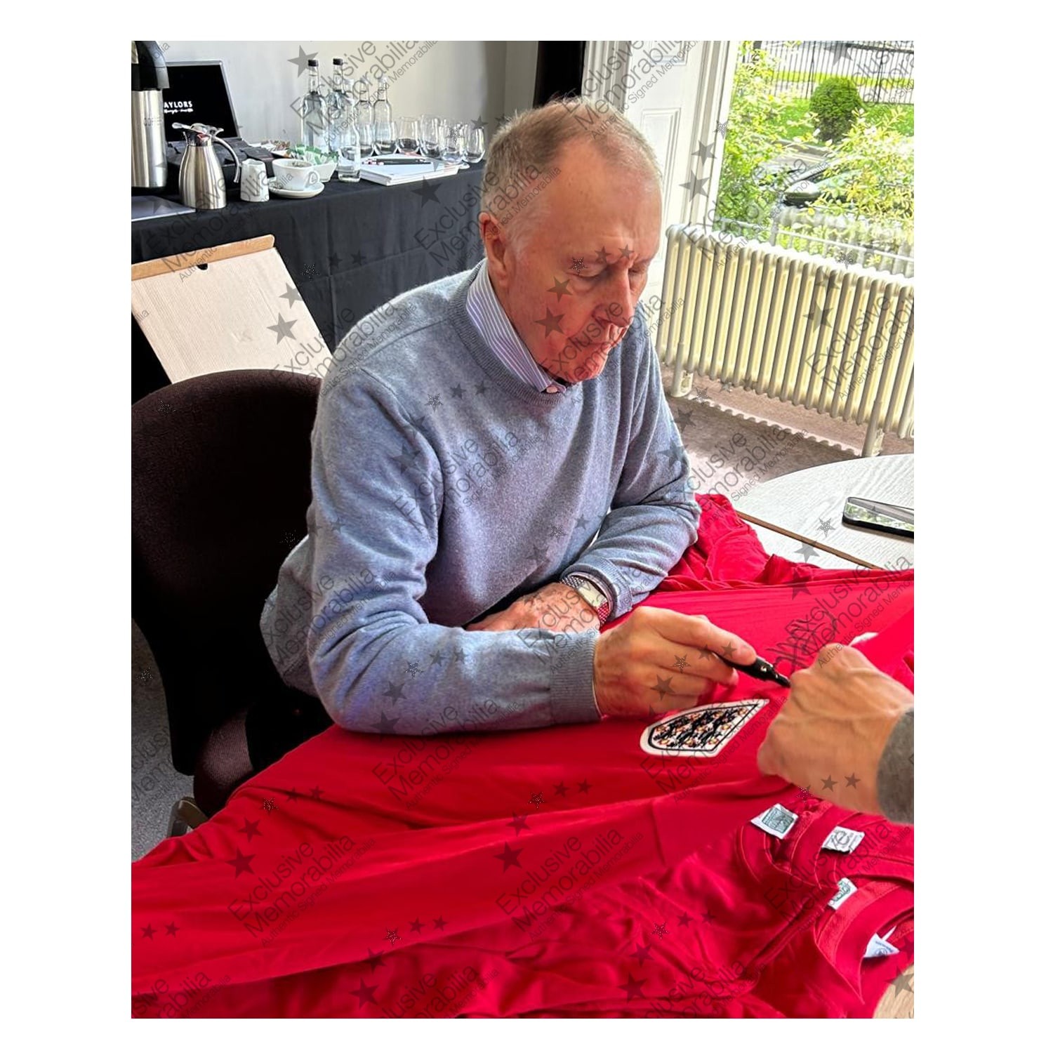 Sir Geoff Hurst Signed England 1966 World Cup Football Shirt. Standard Frame