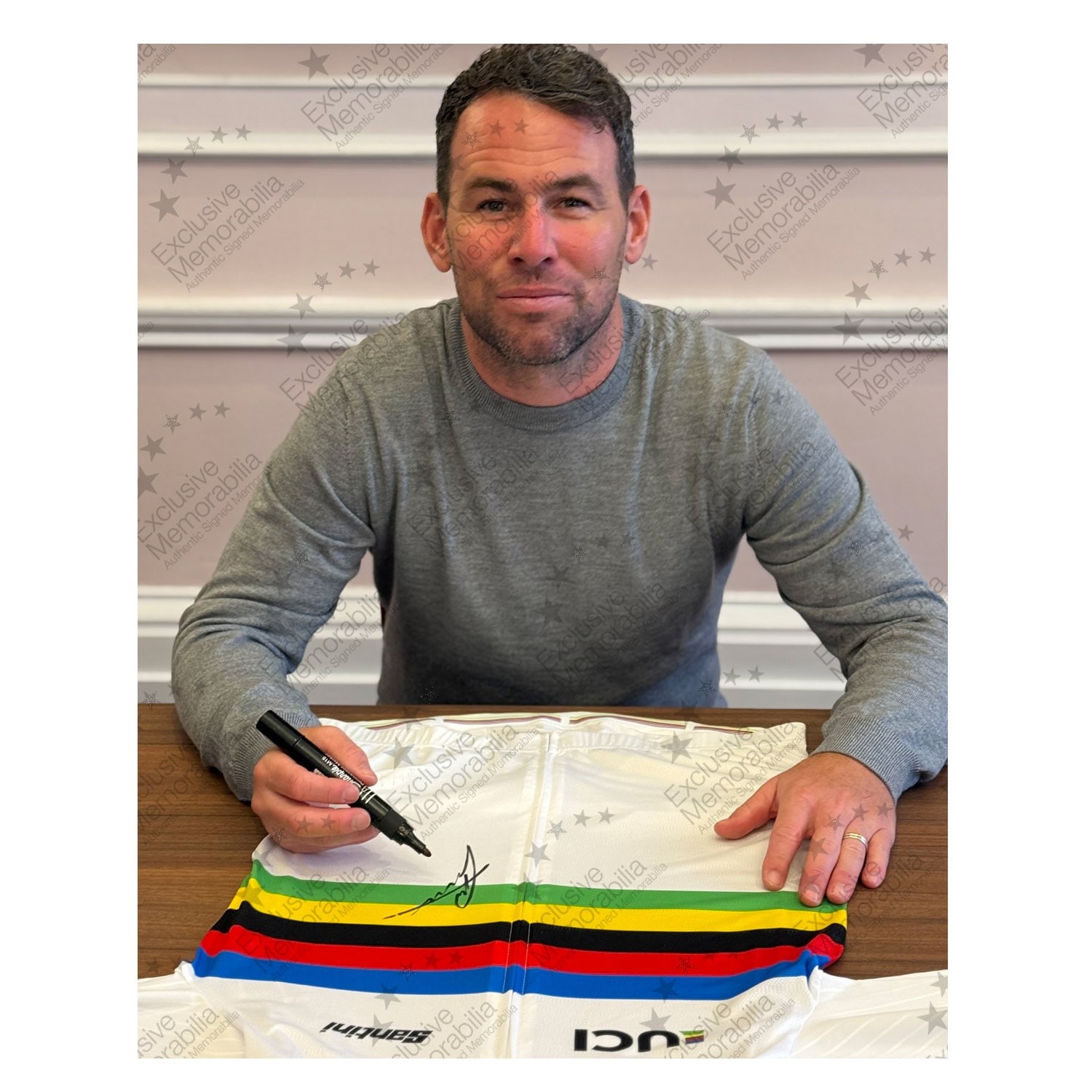 Sir Mark Cavendish Signed 2025 UCI World Championship Jersey. Icon Frame