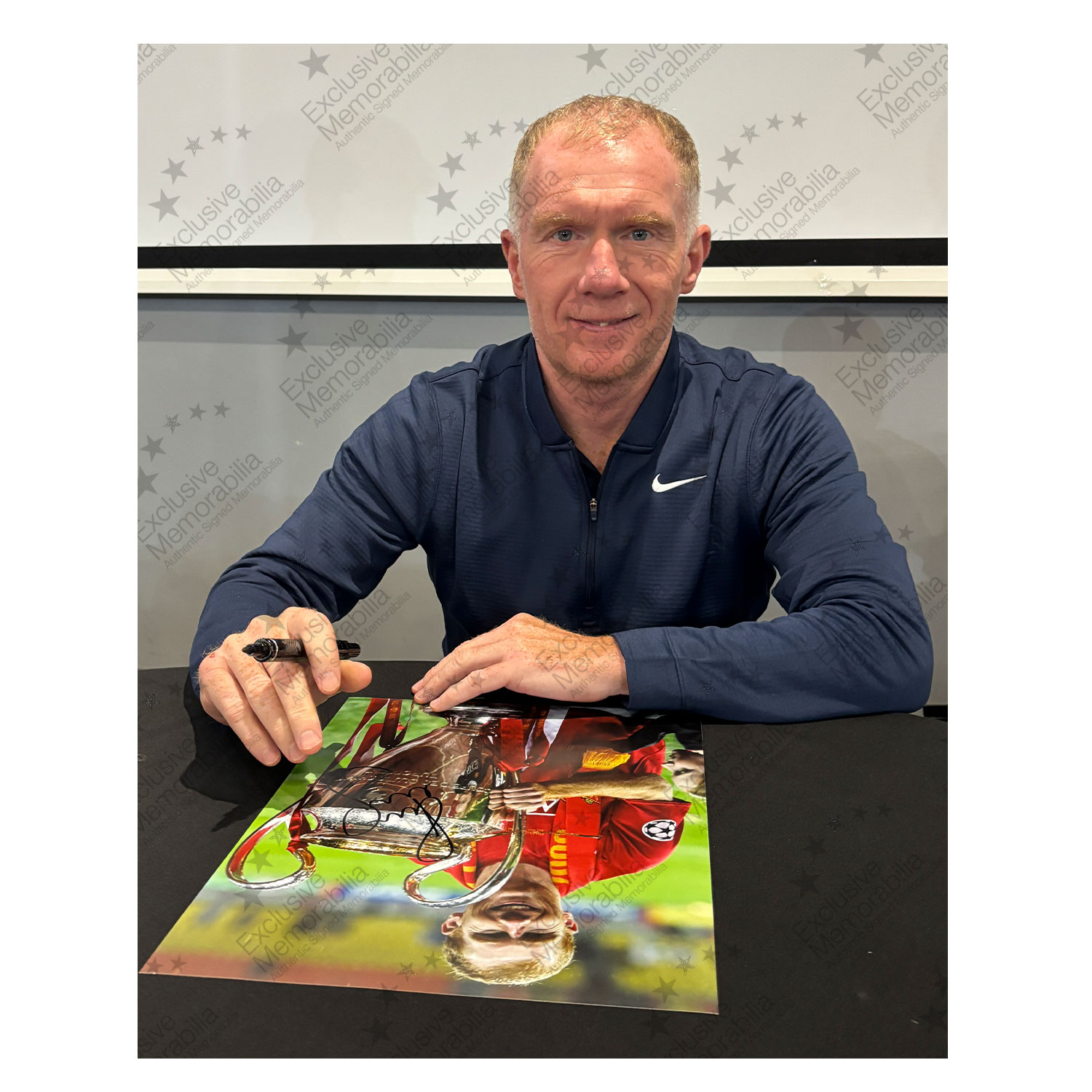 Paul Scholes Signed Manchester United Football Photo: UCL Trophy. Deluxe Frame