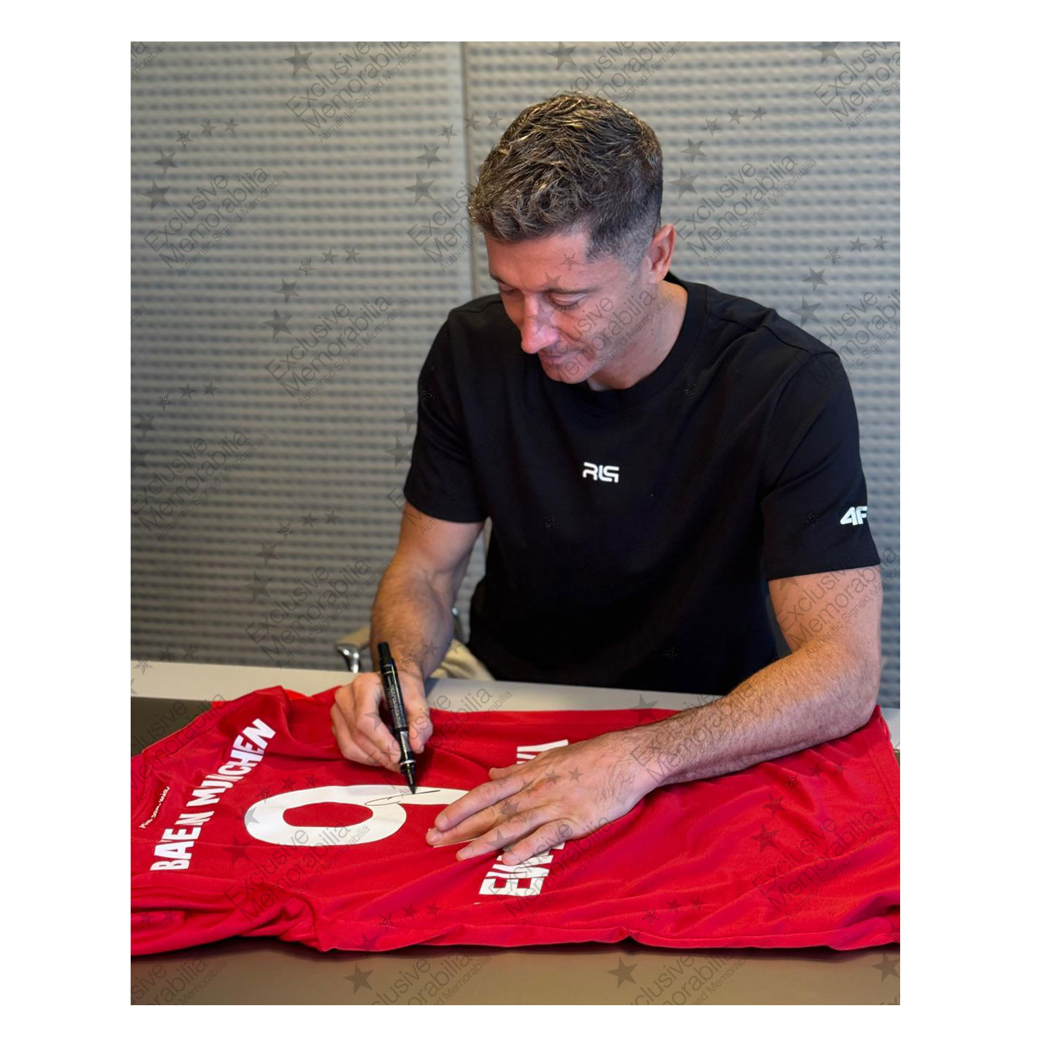 Robert Lewandowski Signed Bayern Munich 2019-20 Home Football Shirt. Icon Frame