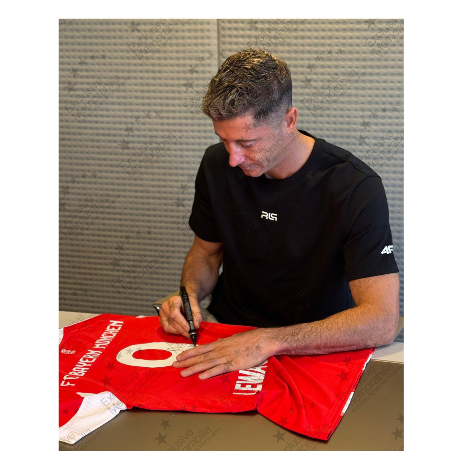 Robert Lewandowski Signed Bayern Munich 2025-26 Football Shirt. Icon Frame