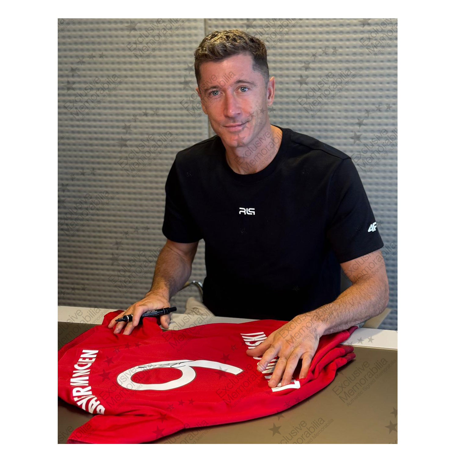 Robert Lewandowski Signed Bayern Munich 2015-16 Home Football Shirt