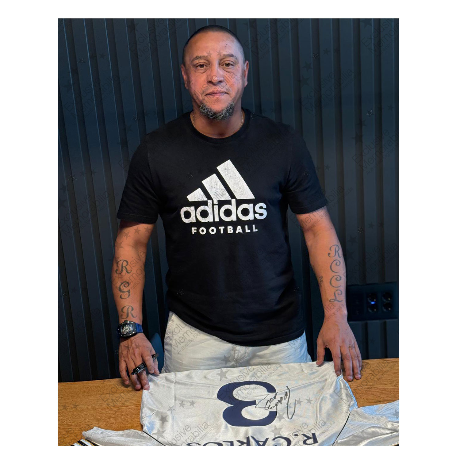 Roberto Carlos Signed Real Madrid 1999-00 Home Football Shirt. Superior Frame
