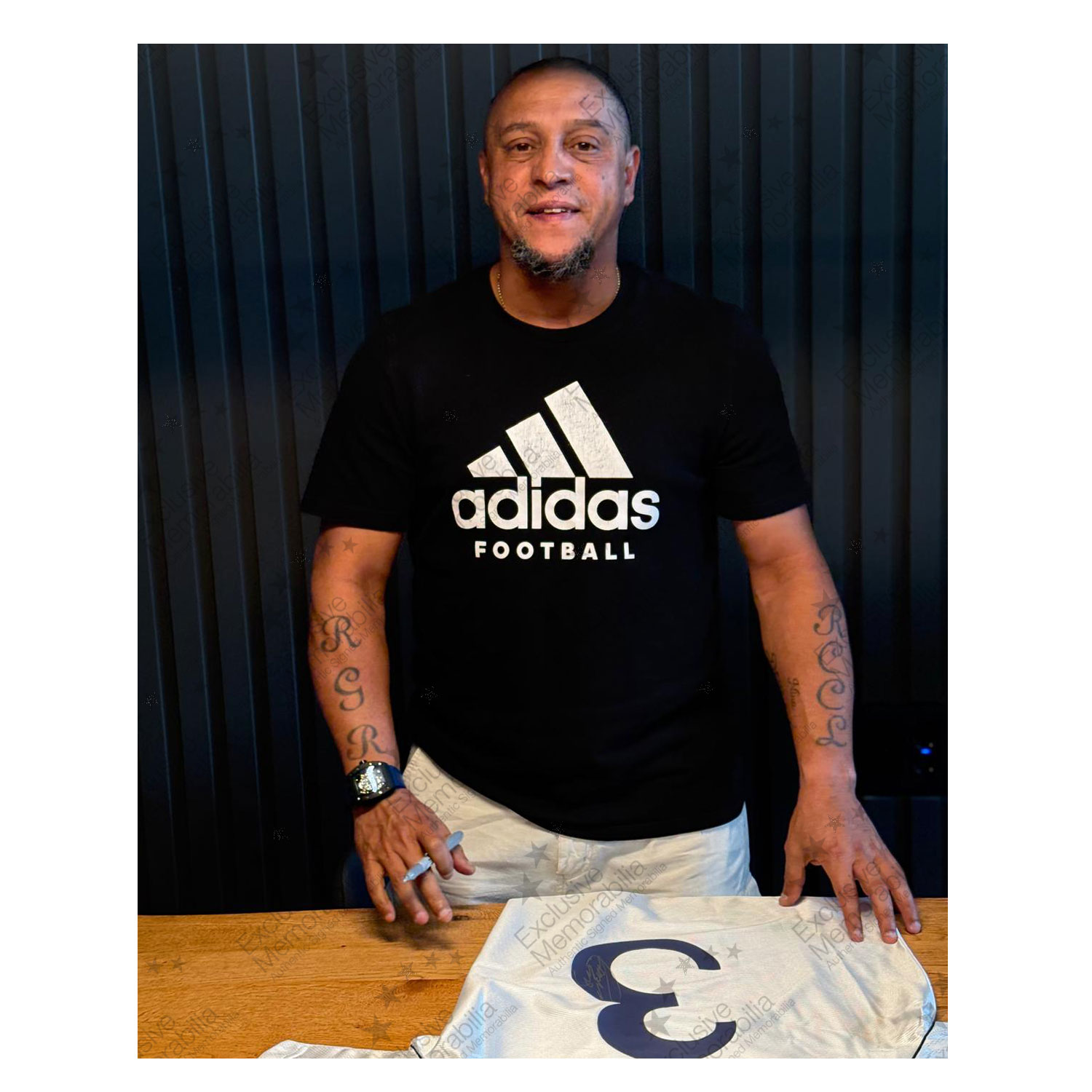Roberto Carlos Signed Real Madrid 1999-00 Home Football Shirt (On Number). Standard Frame
